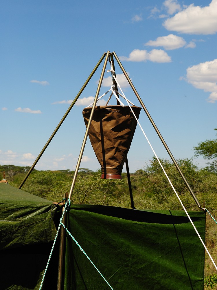 En enkel men vlkommen konstruktion p den mobila campen: bushduschen. (Serengeti National Park, Tanzania)