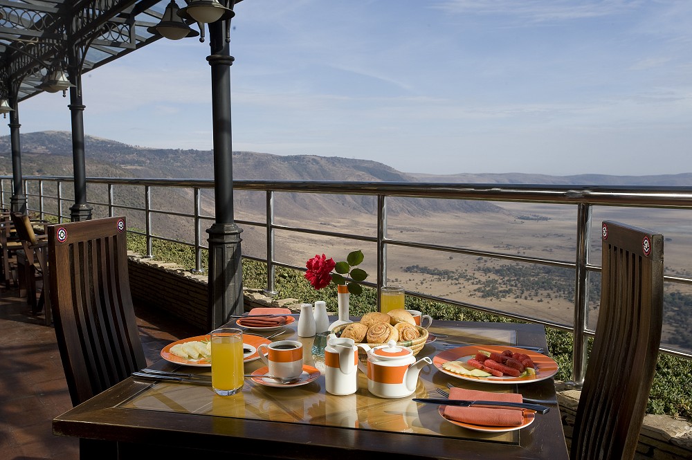 Frukost p terrassen p Ngorongoro Wildlife Lodge. (Ngorongorokraterns kant, Tanzania)