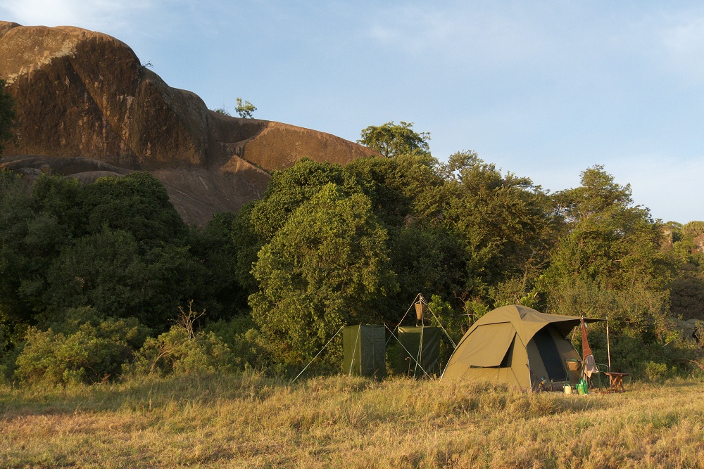 Mobil camp bland klipporna. Special camp site Moru 6. (Sdra Serengeti National Park, Tanzania)