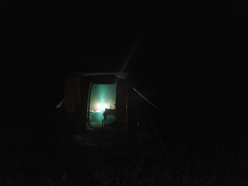 Tlt p mobil camp i natten. (Centrala Serengeti National Park, Tanzania)
