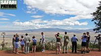 Safariresenärer på utsiktsplats. (Ngorongorokratern, Tanzania)