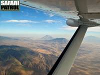 Flygvy mot vulkanerna Kerimasi (närmast) och Oldoinyo Lengai på flygsträckan från staden Arusha till Serengeti National Park. (Tanzania)