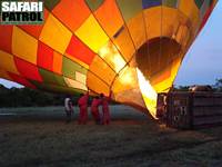 Safariballong fylls inför starten i gryningen. (Masai Mara National Reserve, Kenya)