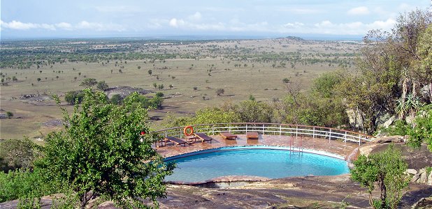 Lodgepool med utsikt över savannen.