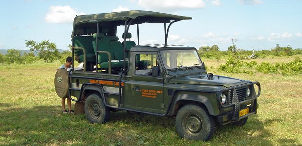Öppen Land Rover för djurskådning i Selous Game Reserve i Tanzania.
