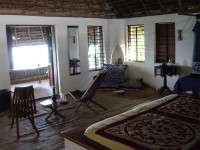 Svalt och luftigt hotellrum på Matemwe Bungalows. (Zanzibar, Tanzania)