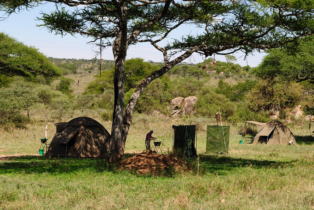 Tlt med dusch- och toalettlt. Mobil camp p special camp site Sero 1. (Centrala Serengeti National Park, Tanzania)