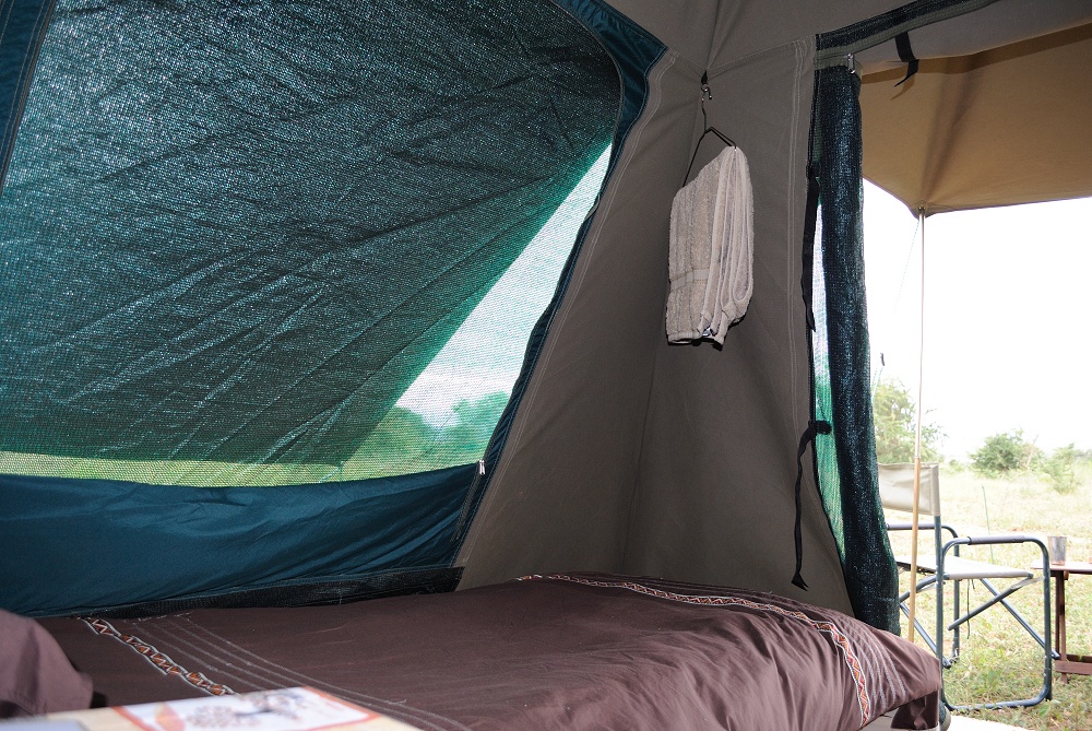 Tlt p mobil camp. Tlten rymmer en eller tv tltsngar. (Sdra Serengeti National Park, Tanzania)