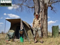 Bushliv. Safariguide på mobil camp. (Tarangire National Park, Tanzania)