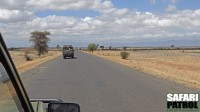 Huvudvägen från staden Arusha mot bushen. (Tanzania)