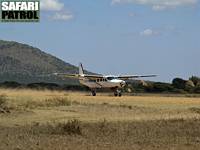 Safariflygplan på flygfältet. (Seronera i centrala Serengeti National Park, Tanzania)