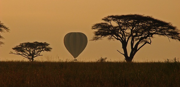 Ballongsafari över savannen i gryningen.