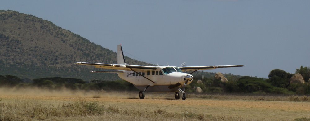 Safariflygplan landar på flygfältet i Seronera i centrala Serengeti.