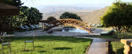 Swimmingpool i trädgården på Lake Manyara Wildlife Lodge.