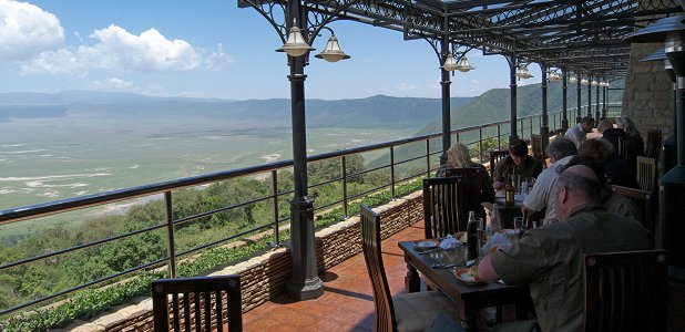 Lodge på Ngorongorokraterns kant. Utsikt och så nära djurskådningen i kratern som man kan bo.
