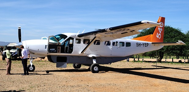 Ett safariflygplan av typen Cessna Caravan på flygfält i Serengeti.
